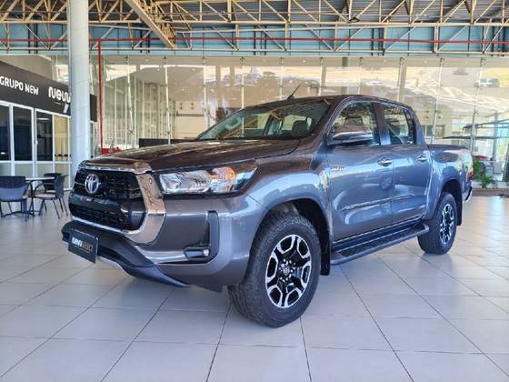 TOYOTA HILUX 2.8 D-4D TURBO DIESEL CD SRV 4X4 AUTOMÁTICO